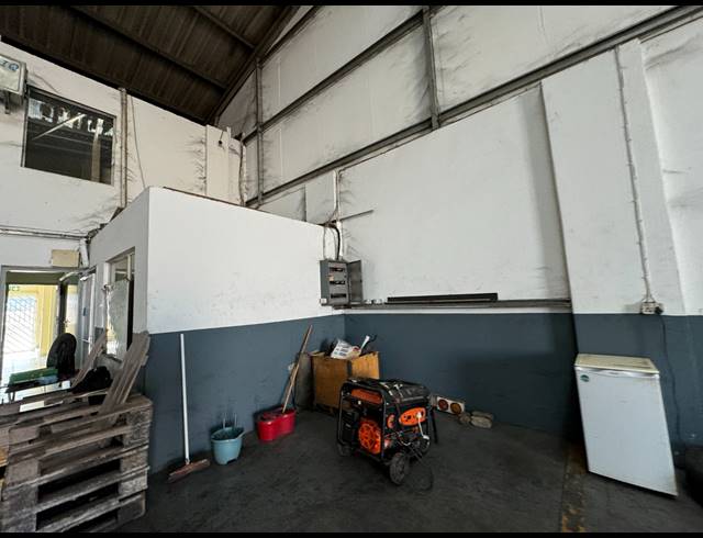 950M² WAREHOUSE TO LET IN JET PARK